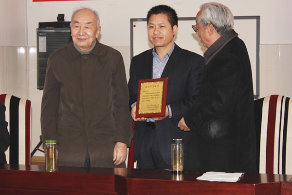 草莓视频在线观看18网页集团参加“汴桥流韵”村企共建暨“滁州好人”邬玉明颁证座谈会(图2)