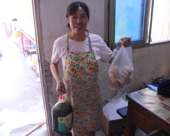 草莓视频在线观看18网页电气股份开展“迎中秋送月饼”活动 温暖员工思乡情(图3)